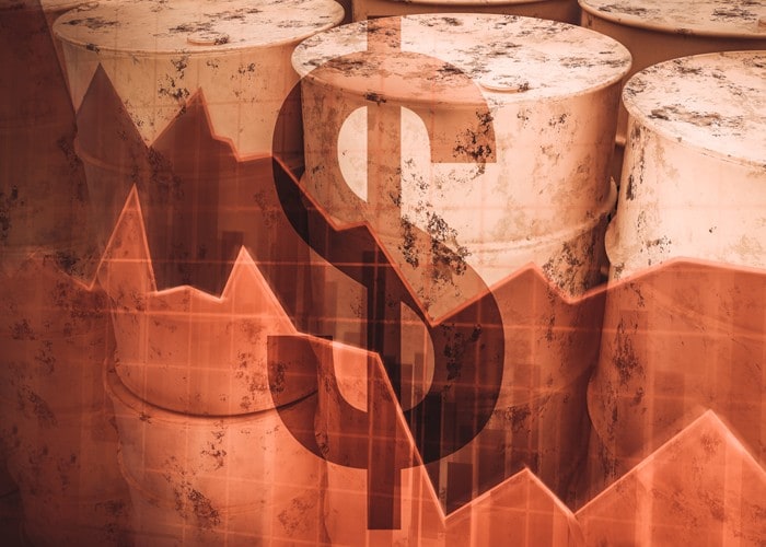 Une image de barils de pétrole sur laquelle sont superposés le symbole du dollar et un tracé démontrant la fluctuation de cours des actions