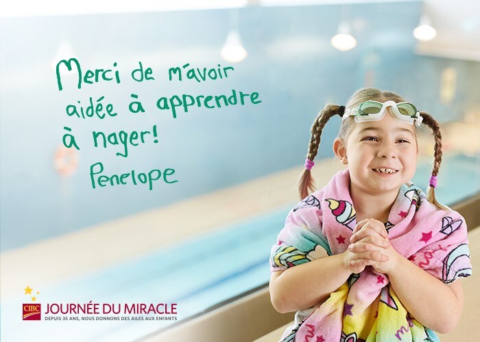 Une fillette à la piscine sourit. Merci de m’avoir aidée à apprendre à nager! Penelope. Logo Journée du miracle CIBC. Depuis 35 ans, nous donnons des ailes aux enfants.